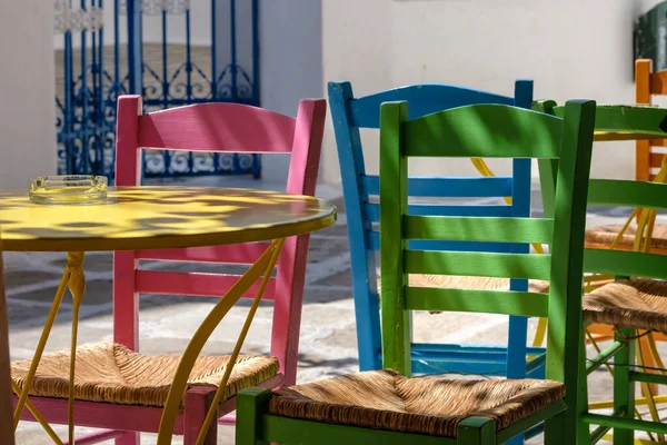 Ios Yunanistan 'daki renkli bir barda renkli sandalye ve masaların manzarası