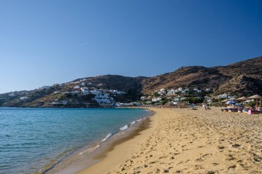 Ios, Yunanistan - 16 Eylül 2023: Ios siklades Yunanistan 'daki Mylopotas' ın popüler ve güzel kumlu plajının panoramik manzarası