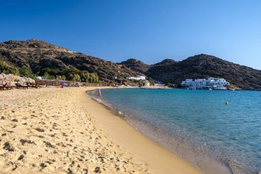 Ios, Yunanistan - 16 Eylül 2023: Ios siklades Yunanistan 'daki Mylopotas' ın popüler ve güzel kumlu plajının panoramik manzarası