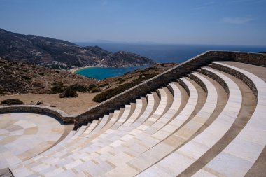 Yunanistan 'ın arka planında Odysseas Elytis açık hava tiyatrosu ve ünlü Mylopotas plajı görülüyor.