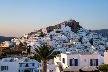 Ios Yunanistan 'ın resimli ve beyazlatılmış adasının panoramik manzarası