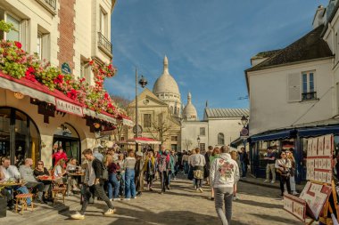 Paris, Fransa - 17 Şubat 2024: Paris Fransa 'da sanatçılar ve restoranlarla ünlü Montmartre meydanının panoramik manzarası