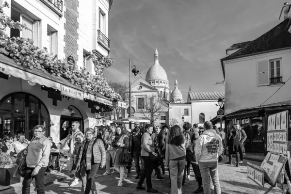 Paris, Fransa - 17 Şubat 2024: Paris Fransa 'da sanatçılar ve restoranlarla ünlü Montmartre meydanının panoramik manzarası