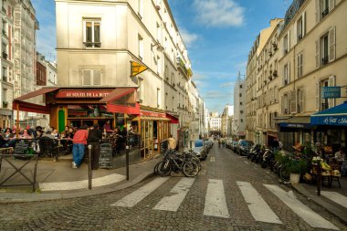 Paris, Fransa - 17 Şubat 2024: Montmartre Paris 'te bir restoranda insanların açık havada oturup akşam yemeği ve içkilerinin tadını çıkarması