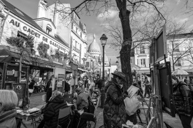 Paris, Fransa - 17 Şubat 2024: Paris Fransa 'da sanatçılar ve restoranlarla ünlü Montmartre meydanının panoramik manzarası