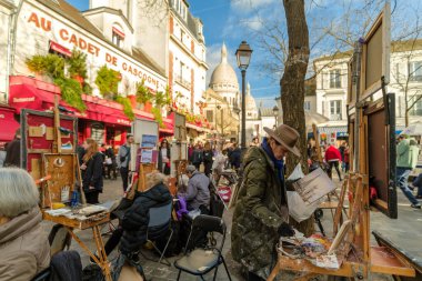 Paris, Fransa - 17 Şubat 2024: Paris Fransa 'da sanatçılar ve restoranlarla ünlü Montmartre meydanının panoramik manzarası