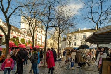 Paris, Fransa - 17 Şubat 2024: Paris Fransa 'da sanatçılar ve restoranlarla ünlü Montmartre meydanının panoramik manzarası