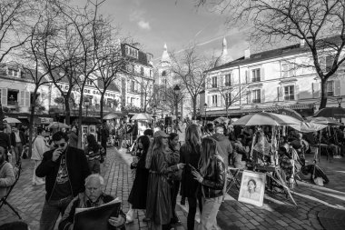 Paris, Fransa - 17 Şubat 2024: Paris Fransa 'da sanatçılar ve restoranlarla ünlü Montmartre meydanının panoramik manzarası