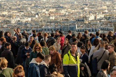 Paris, Fransa - 17 Şubat 2024: Montmartre 'de Paris' in panoramik manzarasının tadını çıkaran turist kalabalığı
