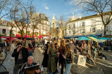 Paris, Fransa - 17 Şubat 2024: Paris Fransa 'da sanatçılar ve restoranlarla ünlü Montmartre meydanının panoramik manzarası