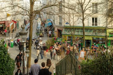 Paris, Fransa - 17 Şubat 2024: Montmartre Paris 'te bir restoranda insanların açık havada oturup akşam yemeği ve içkilerinin tadını çıkarması