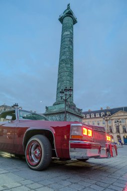 Paris, Fransa - 17 Şubat 2024: Paris 'teki lüks mağazaları ve otelleri ile ünlü Vendme Meydanı' nda klasik bir Cadillac manzarası
