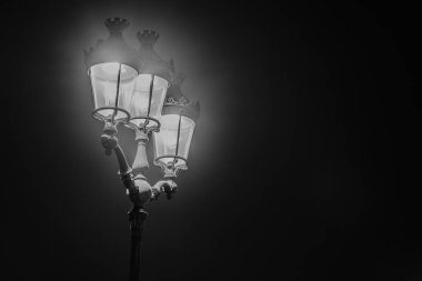 Paris 'te aydınlatılmış güzel fenerlerin manzarası Fransa' da