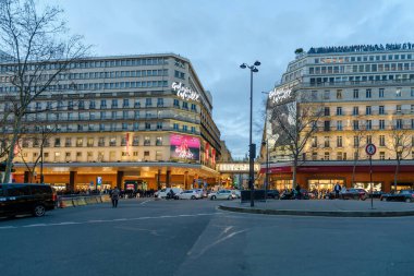 Paris, Fransa - 17 Şubat 2024: Fransa 'da Paris' ten Lafayette Galerileri mağaza zincirinin ünlü aydınlatması