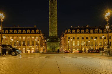 Paris, Fransa - 17 Şubat 2024: Paris 'teki lüks mağazaları ve otelleri ile aydınlatılmış Vendme Meydanı' nın panoramik manzarası