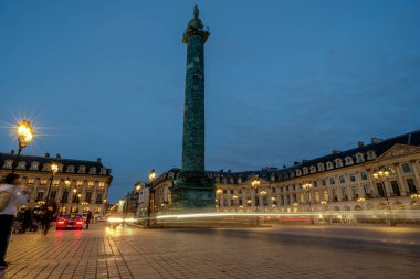 Paris, Fransa - 17 Şubat 2024: Paris 'teki lüks mağazaları ve otelleri ile aydınlatılmış Vendme Meydanı' nın panoramik manzarası
