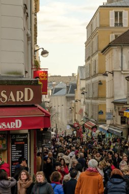 Paris, Fransa - 17 Şubat 2024: Fransa 'da Montmartre' nin çok popüler ve kalabalık alanının görüntüsü