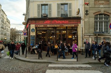 Paris, Fransa - 17 Şubat 2024: Paris 'te bir kafe restoranında insanların açık havada oturup akşam yemeği ve içkilerinin tadını çıkarması