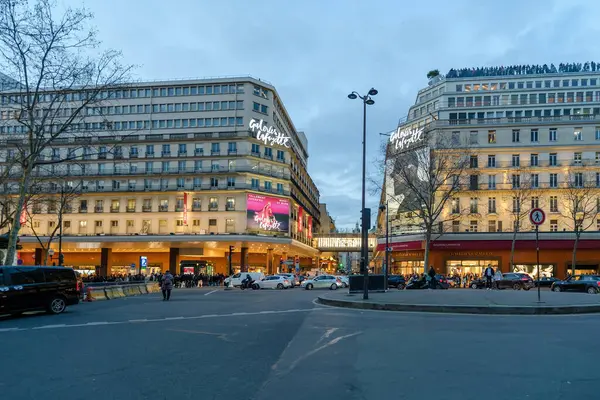 Paris, Fransa - 17 Şubat 2024: Fransa 'da Paris' ten Lafayette Galerileri mağaza zincirinin ünlü aydınlatması