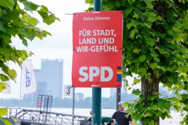Bonn, Almanya - 21 Mayıs 2024: Almanya Sosyal Demokrat Partisi SPD 'nin siyasi seçim posterine bakmak