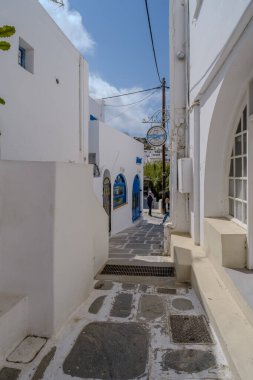 Ios, Yunanistan: 1 Mayıs 2024: Ios Yunanistan 'ın pitoresk adasında tipik bir sokak manzarası