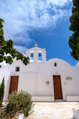Yunanistan 'da ağaçlarla çevrili küçük bir kilisenin manzarası