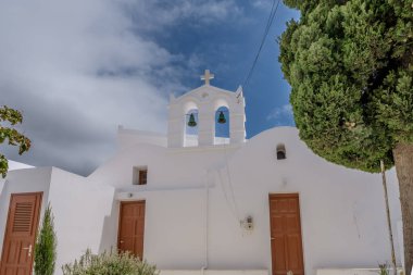Yunanistan 'da ağaçlarla çevrili küçük bir kilisenin manzarası