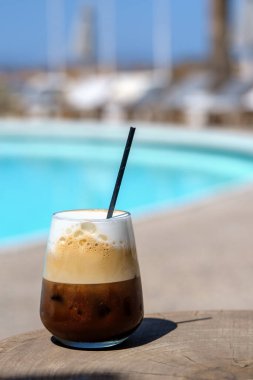 Yunanistan 'da pipetli freddo cappuccino olarak da bilinen buzlu Yunan kahvesinin yakın görüntüsü