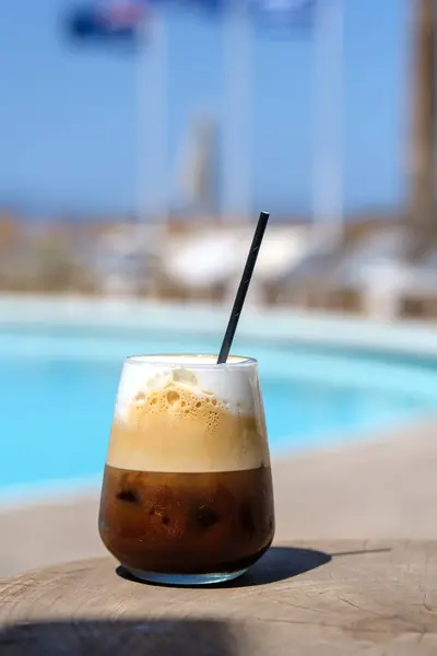 Yunanistan 'da pipetli freddo cappuccino olarak da bilinen buzlu Yunan kahvesinin yakın görüntüsü