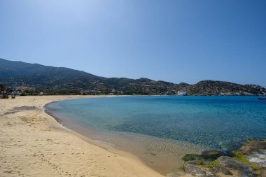 Yunanistan 'ın en güzel plajlarından birinin manzarası, Ios siklades Yunanistan' daki Mylopotas 'ın kumlu plajı 