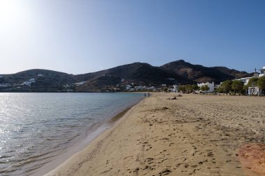 Ios, Yunanistan - 2 Mayıs 2024: Yunanistan 'da Gialos' un popüler ve güzel kumlu plajlarının manzarası