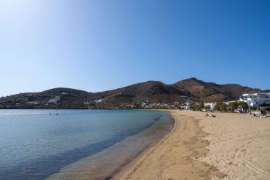 Ios, Yunanistan - 2 Mayıs 2024: Yunanistan 'da Gialos' un popüler ve güzel kumlu plajlarının manzarası