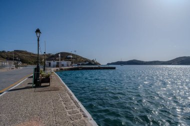 Ios Yunanistan 'ın pitoresk adasının limanının panoramik manzarası