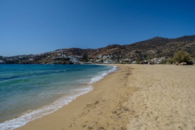 Yunanistan 'da Gialos' un popüler ve güzel kumlu plajının manzarası