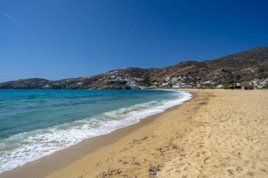 Yunanistan 'da Gialos' un popüler ve güzel kumlu plajının manzarası