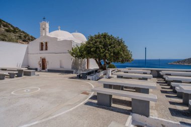 Yunanistan 'daki Agia Theodoti kilisesinin manzarası. Yerel halk her yıl bir festival düzenler ve Kutsal Meryem' i kutlar.