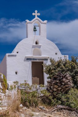 Ios Yunanistan 'daki tepenin tepesindeki küçük, bembeyaz bir şapelin manzarası