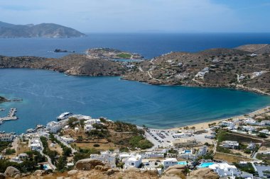 Popüler sahil Gialos 'un panoramik manzarası ve Ios Yunanistan' ın pitoresk limanı