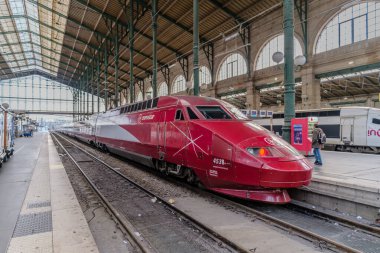 Paris, Fransa - 17 Mayıs 2024: Paris, Fransa 'daki Gare de Lyon' da Eurostar treni haline gelen Thalys treni