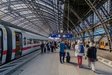 Köln, Almanya - 22 Mayıs 2024: Köln Almanya 'nın merkez tren istasyonunda ICE trenine binen ve inen insanların görüntüsü