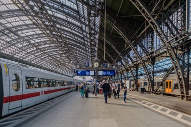 Köln, Almanya - 22 Mayıs 2024: Köln Almanya 'nın merkez tren istasyonunda ICE trenine binen ve inen insanların görüntüsü