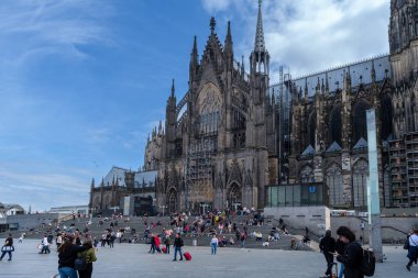 Köln, Almanya - 22 Mayıs 2024: Köln Almanya 'sında Aziz Peter' ın etkileyici Dom Katedrali 'nin panoramik manzarası