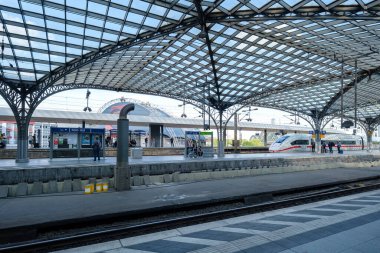 Köln, Almanya - 22 Mayıs 2024: Köln Almanya 'nın merkez tren istasyonu Hauptbahnhof' a gelen ICE treni