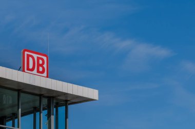 Köln, Almanya - 22 Mayıs 2024: Hauptbahnhof 'un görünüşü, Köln Almanya' da Alman demiryolu olan Deutsche Bahn 'ın baş harfleri.