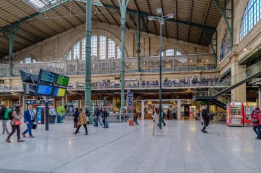 Paris, Fransa - 17 Mayıs 2024: Paris 'teki Gare du Nord merkez tren istasyonunda çeşitli turistlerin görüntüsü
