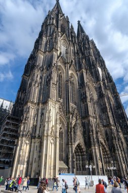 Köln, Almanya - 22 Mayıs 2024: Köln Almanya 'sında Aziz Peter' ın etkileyici Dom Katedrali 'nde panoramik turist manzarası