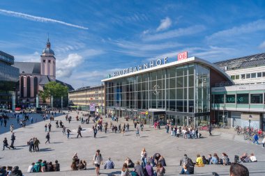 Köln, Almanya - 22 Mayıs 2024: Köln Almanya 'nın merkez tren istasyonu Hauptbahnhof' un kalabalık girişi