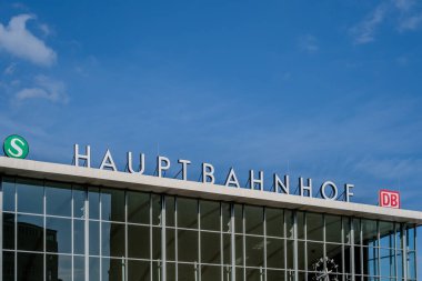 Köln, Almanya - 22 Mayıs 2024: Köln Almanya 'nın merkez tren istasyonu Hauptbahnhof manzarası