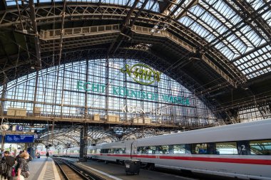 Köln, Almanya - 22 Mayıs 2024: Köln Almanya 'nın merkez tren istasyonu Hauptbahnhof' a gelen ICE treni