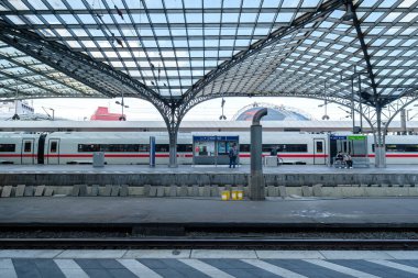 Köln, Almanya - 22 Mayıs 2024: Köln Almanya 'nın merkez tren istasyonundaki bir platformda ve ICE treninde insanların görüntülenmesi